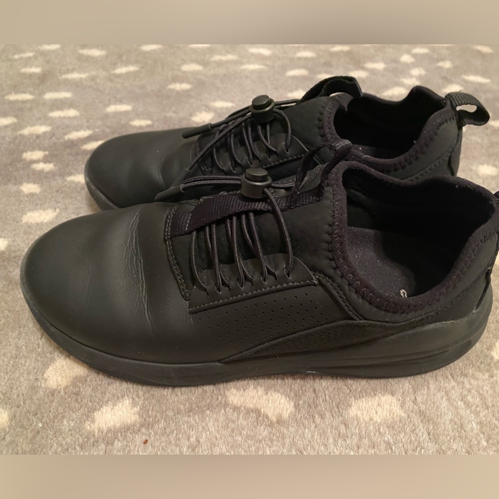Cloves nursing shoes